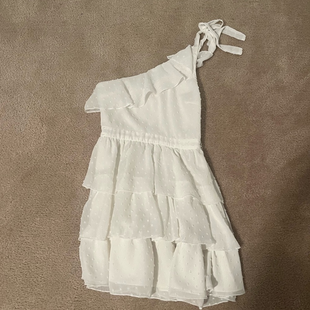 Show Po white dress